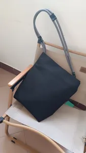 Borsa tote nera in tela con manici in corda, borsa a secchiello leggera per uso quotidiano.