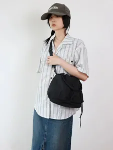 Borsa a secchiello a tracolla casual in tessuto oxford nero per viaggi e pendolarismo.
