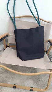 Borsa shopper nera casual con manici in corda, borsa a spalla leggera in nylon per uso quotidiano.