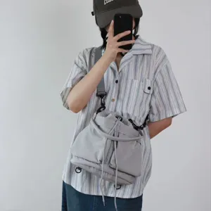 Borsa a secchiello casual in tessuto oxford grigio con chiusura a coulisse e tasche.