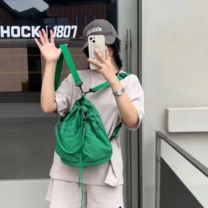 Zaino multifunzionale in nylon verde, comoda borsa a secchiello casual per viaggi.