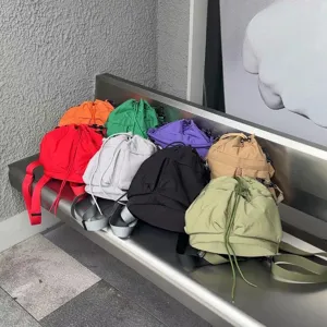 Zaino con coulisse multifunzionale borsa a secchiello in nylon casual immagine principale colorata.