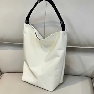 Borsa a tracolla in tela bianca con manico nero, borsa a secchiello casual per donna primavera.