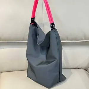 Borsa a tracolla in tela grigia con manici in corda rosa fluo vibrante, elegante borsa vista principale.