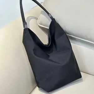 Borsa a spalla minimalista nera in nylon, borsa secchiello leggera da donna, elegante borsa.