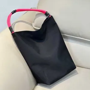 Borsa a secchiello minimalista in nylon nero con manico in corda rosa fluo casual