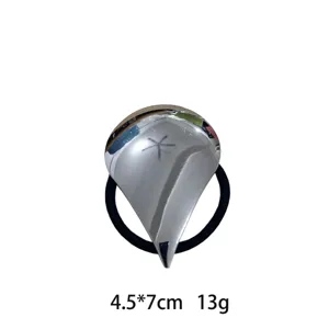 Zilveren druppelvormige geometrische metalen haarelastiek paardenstaart accessoire detail.
