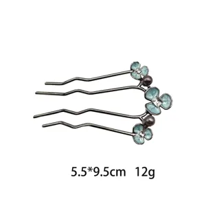 Chinese style vintage hair fork with floral design, rhinestones and pearls. Size 5.5x9.5cm.