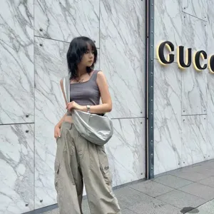 Silver metallic crescent crossbody bag, casual dumpling bag for outdoor daily use.
