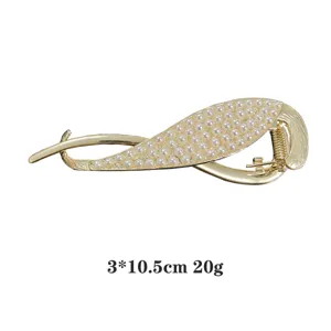 Detailaufnahme der goldenen Legierung Haarklammer mit Kunstperlen, Maße 3x10,5 cm, Haaraccessoire.