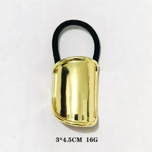 Nahaufnahme des goldfarbenen metallischen halbrunden Haargummis mit klarer Textur.