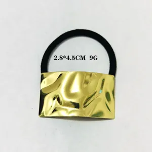 Detailansicht minimaler goldener Metallbogen Haargummi, schlichte elegante Haaraccessoires.