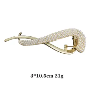 Detaillierte Ansicht der goldenen Legierung Haarkralle mit eleganten Perlen und Maßen.