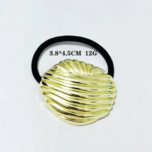 Goldener geometrischer Haargummi mit Muschel Design, eleganter Haarschmuck für Damen.