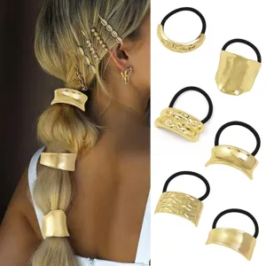 Detailansicht goldener Metall Haargummis mit minimalistischen geometrischen Manschetten.