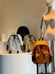 Vue détaillée du sac à dos de voyage décontracté multi-poches avec cordon et tissu imperméable.