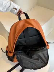 Sac à dos imperméable et grande capacité, design tendance à multi-poches pour le voyage.