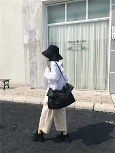 Μεγάλη μαύρη τσάντα ώμου, ευέλικτη γυναικεία τσάντα σε ρετρό και casual σχεδιασμό.