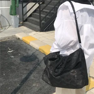 Casual μαύρη τσάντα ώμου παραλλαγής για γυναίκες, ρετρό slouchy τσάντα με χερούλια από σχοινί.