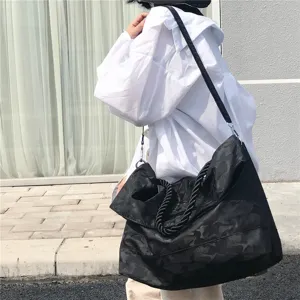 Μεγάλη χαλαρή τσάντα ώμου λεπτομέρεια, μαύρο ρετρό σχέδιο παραλλαγής με λαβή σχοινιού.