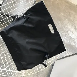 Λεπτομερής όψη μιας μαύρης πτυσσόμενης τσάντας που δείχνει την υφή και τα μεταλλικά στοιχεία.