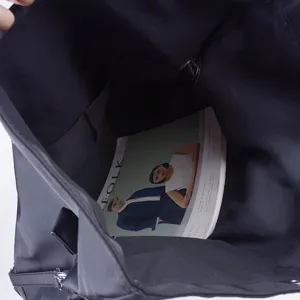 Εσωτερική λεπτομέρεια μαύρης τσάντας tote με ευρύχωρη χωρητικότητα και πρακτικές τσέπες.