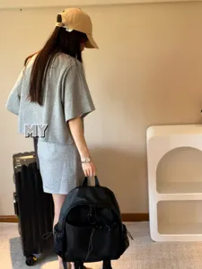 Sac à dos grand format imperméable et léger avec poches pour voyages et travail.