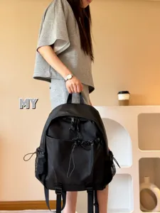 Vue détaillée d'un sac à dos de voyage noir multi-poches, spacieux et pratique.