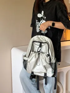 Sac à dos étanche de grande capacité avec plusieurs poches pour les voyages et trajets.