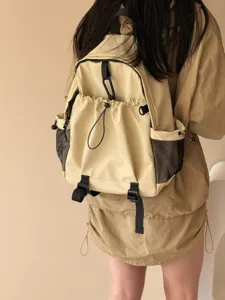 Détail de vue arrière de sac à dos imperméable neutre décontracté, multi-poches.