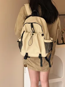 Sac à dos beige minimaliste décontracté avec plusieurs poches pour voyage quotidien.