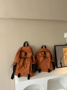Vue détaillée de sacs à dos décontractés orange tendance avec grande capacité et poches.