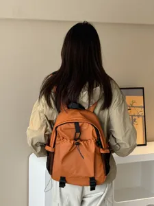 Sac à dos décontracté imperméable à poches multiples pour les trajets et les voyages.