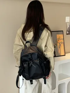Sac à dos noir imperméable à poches multiples pour les déplacements quotidiens et les voyages.