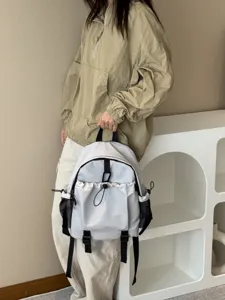 Vue détaillée d'un sac à dos imperméable et multifonctionnel pour les voyages quotidiens.