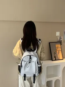 Sac a dos leger et de grande capacite, impermeable, style neutre pour voyage et travail.