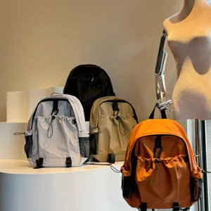 Sac à dos étanche léger à grande capacité et multi-poches pour le voyage et les trajets.