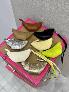 Μικρό μαλακό δερμάτινο πορτοφολάκι κλειδιών σε σχήμα κρουασάν με πολύχρωμο στιλ