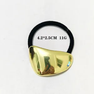 Minimalistischer goldener geometrischer Haargummi schwarzer elastischer Pferdeschwanz.