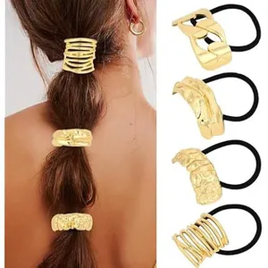 Minimalistischer goldener Metall-Haargummi-Detail mit verschiedenen geometrischen Manschetten.