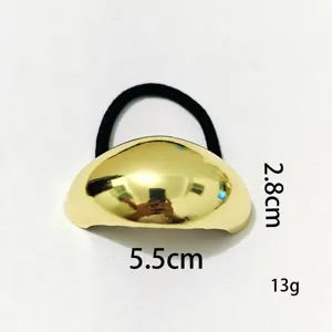 Nahaufnahme des minimalistischen hellgoldenen Legierung Halbkreis Pferdeschwanz Haargummis.
