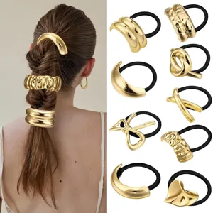 Detailansicht goldenen Metall Haargummis, minimalistische geometrische Zopfgummis für Damen.