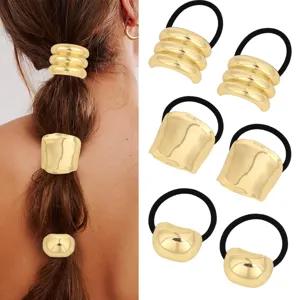 Minimalistische goldene Legierung Haargummis Detail, elegante Metall Zopfhalter.