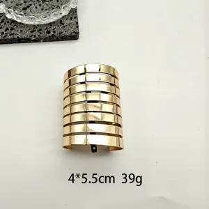 Manchette de pince à cheveux multicouche en métal doré pour queue de cheval élégante.