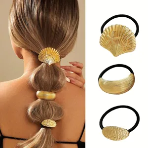 Detailaufnahme des goldenen Muschel Haargummis aus Metall, elegante Zopfhalter Deko.