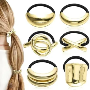 Nahaufnahme minimalistischer goldener Legierung Haargummis mit verschiedenen geometrischen Formen.