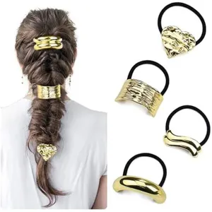 Detailansicht der goldenen Legierungs-Haargummis mit minimalistischem Metall-Design.