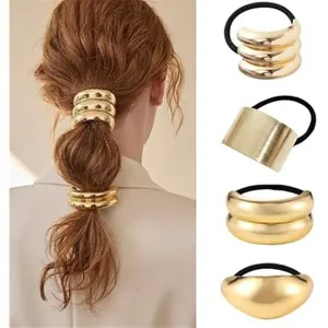 Minimalistisch goldfarbenes Metall Haargummi Zopfgummi elegante Legierung Haarstyling Accessoire.