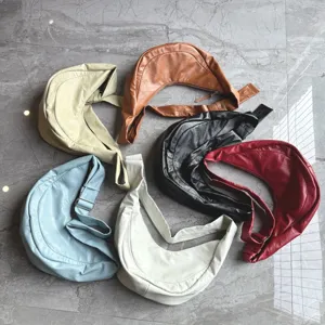 Sac bandoulière souple en cuir façon croissant, sac épaule minimaliste en plusieurs jolies couleurs.