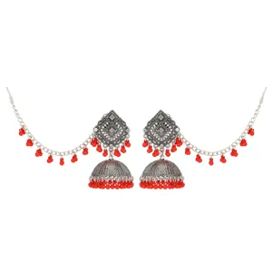 Detailansicht böhmischer indischer Jhumka-Ohrringe mit roten Perlen und silberner Haarkette.